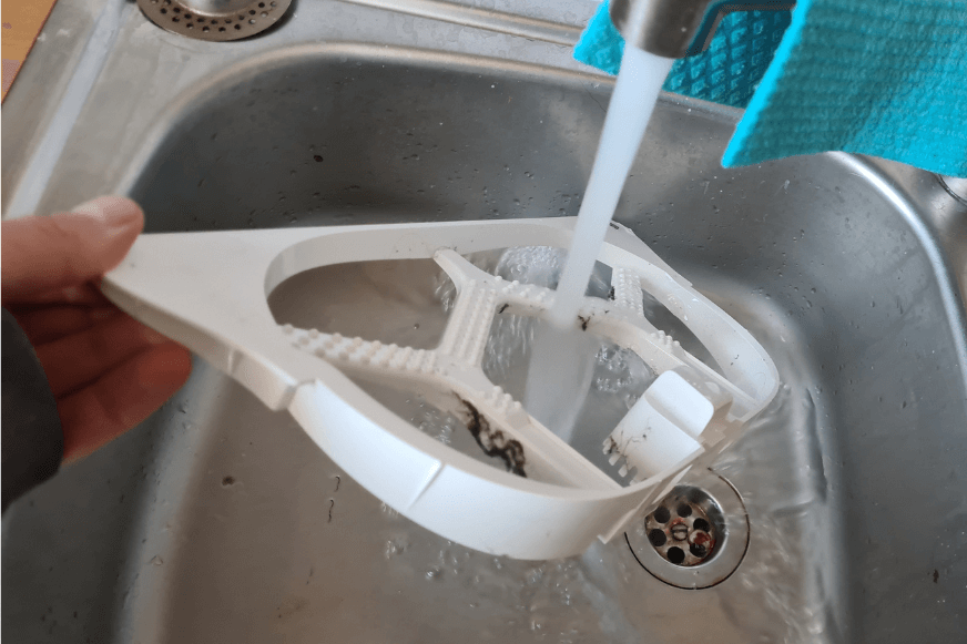 Пластина с выступами базовой станции Dreame L10s Ultra очищается под проточной водой.